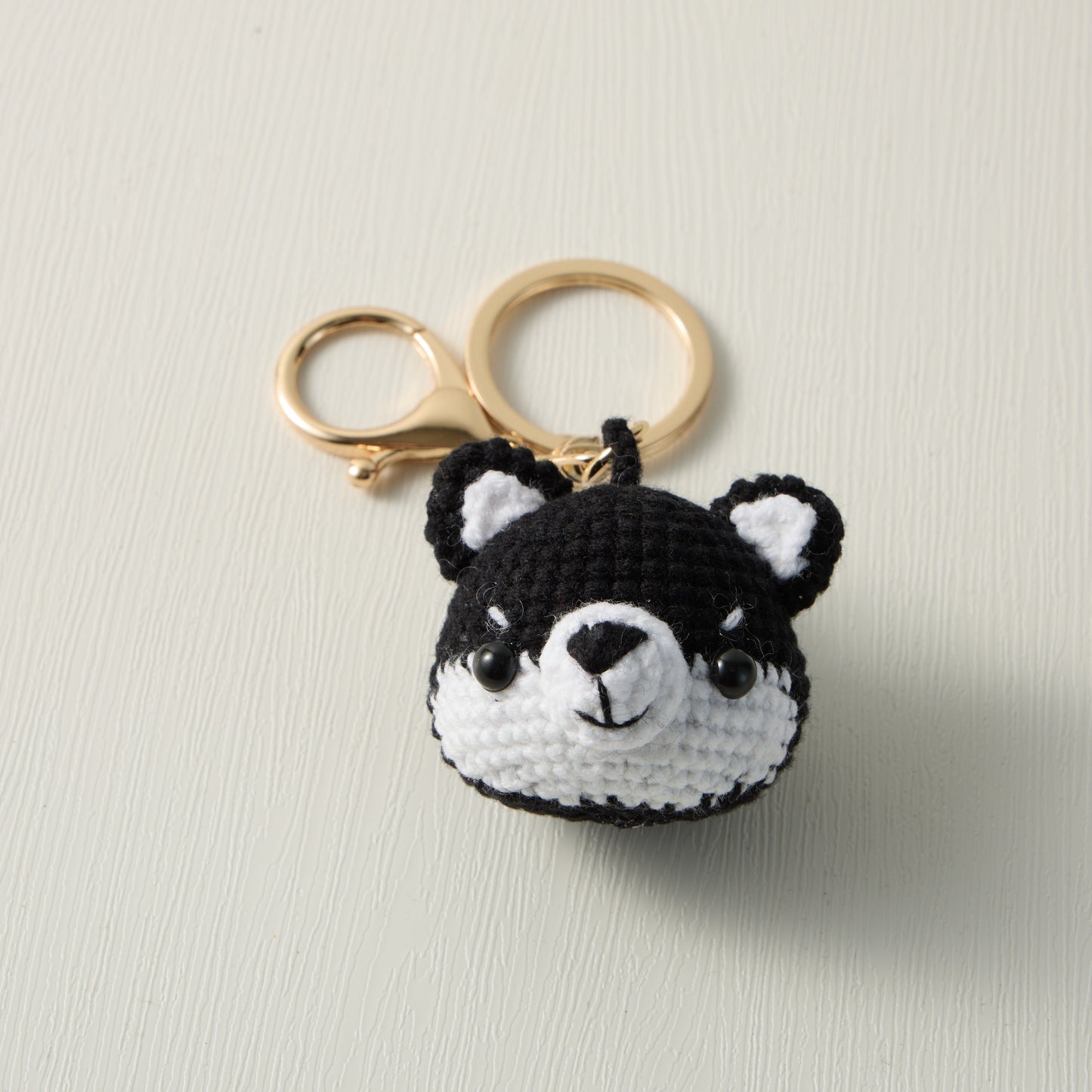 Analyzing image Hand-Knitted-Husky-Dog-Keychain