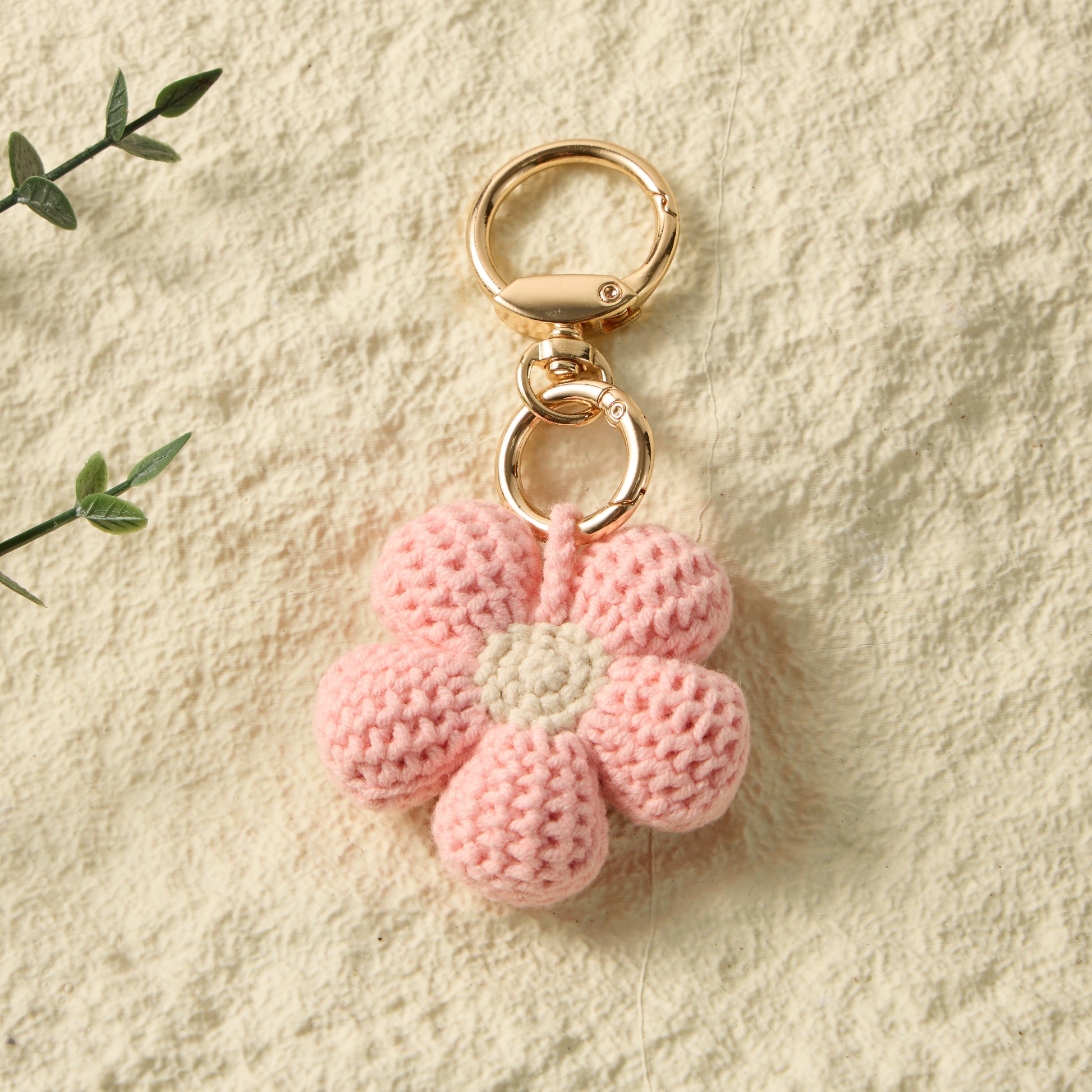 Analyzing image     Hand-Knitted-Pink-Flower-Keychain