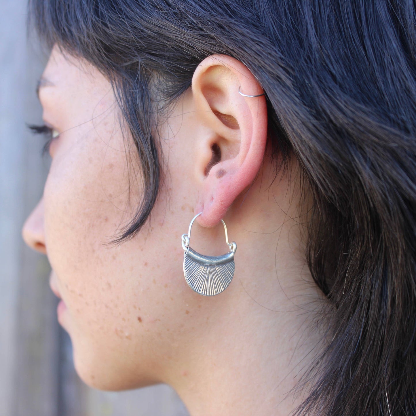 Baizaar - Hill Tribe Sterling Silver Etched Petal Earring