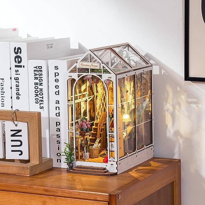 Robotime - TGB06 Garden House Rolife Book Nook Kit DIY Miniature