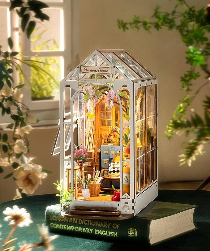 Robotime - TGB06 Garden House Rolife Book Nook Kit DIY Miniature