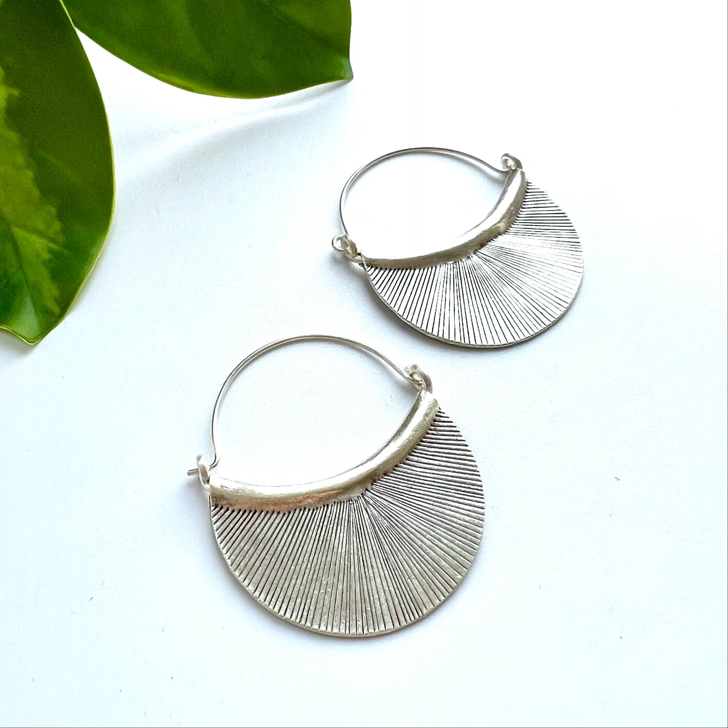 Baizaar - Hill Tribe Sterling Silver Etched Petal Earring