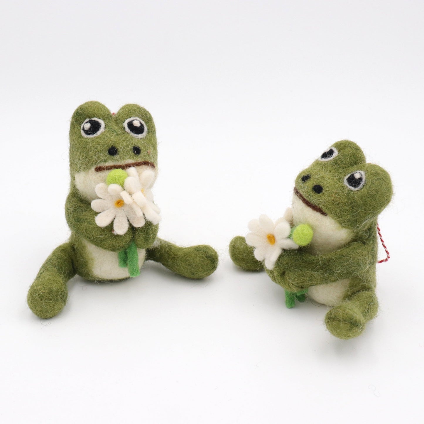 Handmade Wool Felt Frog Ornament with Daisy – Needle Felt Animal Decor
