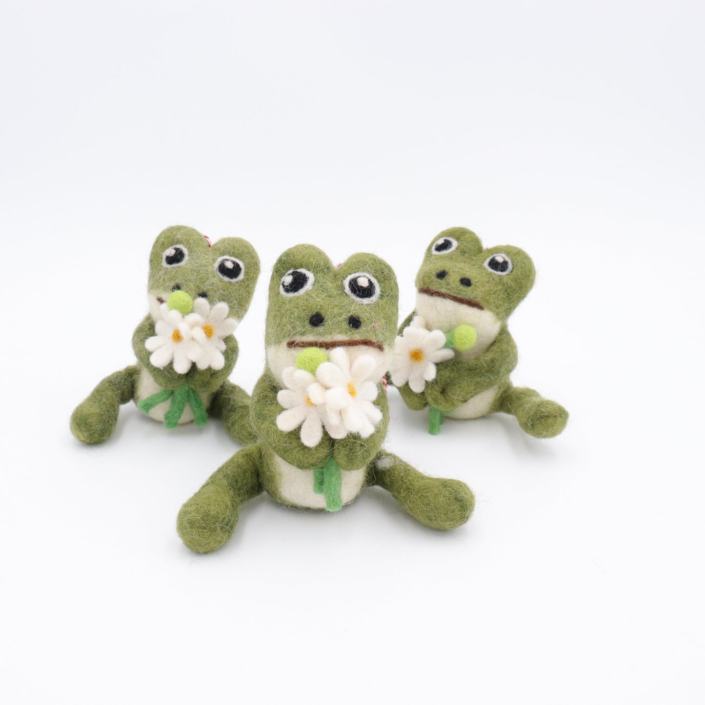 Handmade Wool Felt Frog Ornament with Daisy – Needle Felt Animal Decor