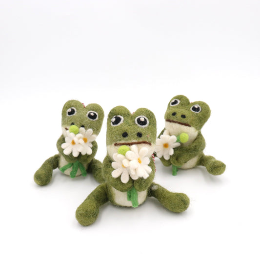 Handmade Wool Felt Frog Ornament with Daisy – Needle Felt Animal Decor