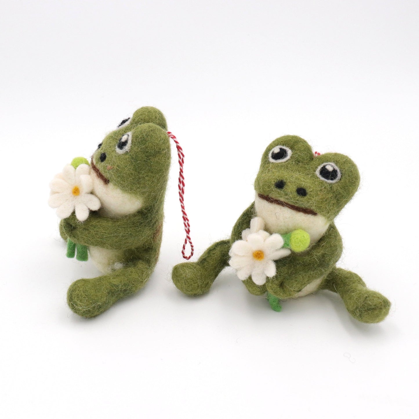 Handmade Wool Felt Frog Ornament with Daisy – Needle Felt Animal Decor